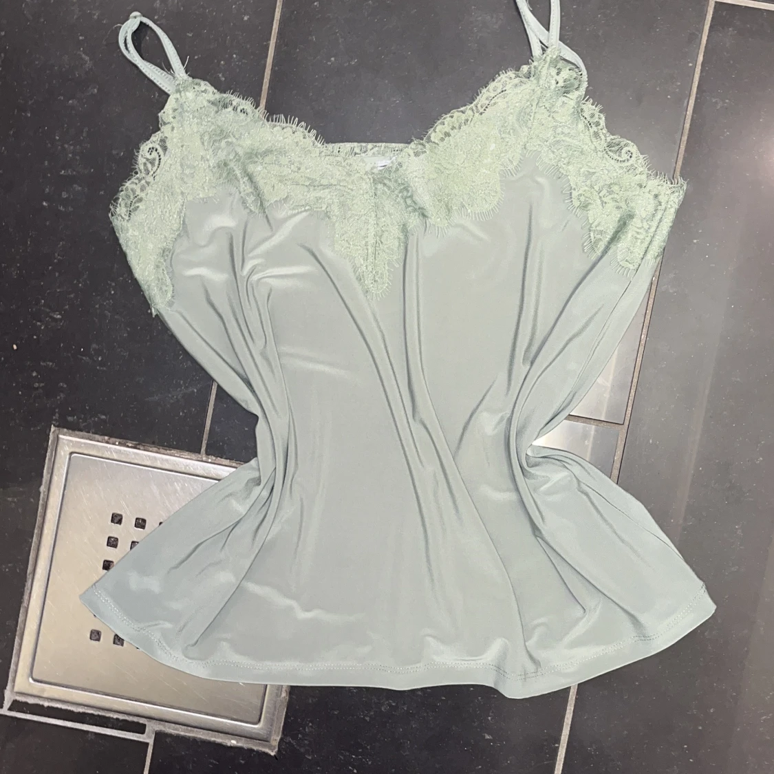 Grönt linne med spets