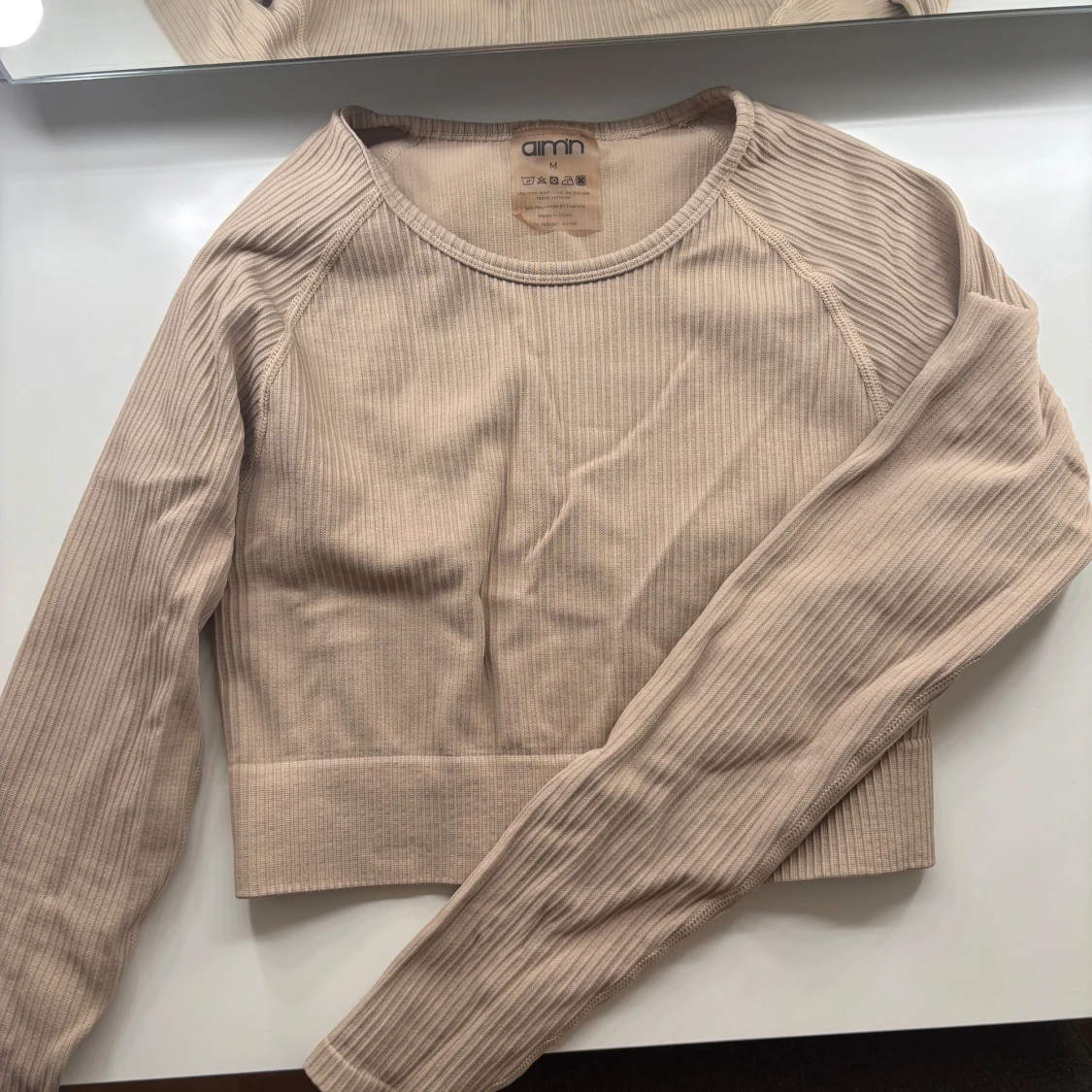 Beige ribbad croppad tröja från Aim'n - 90