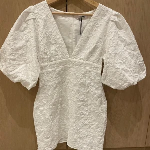 Vit klänning med puffärmar från Showpo - Vit klänning med mönster från showpo, endast testad.