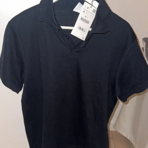 Mörblå pikétröja från Zara - Säljer nu min mörblåa pike från Zara, aldrig använt och prislappen finns kvar. Storleken är M