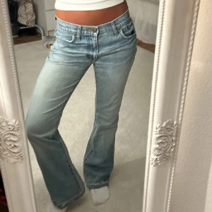 Blå bootcut jeans - Snygga blå bootcut jeans med låg midja. 