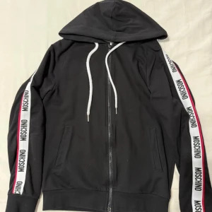 Moschino kofta - Hejsan, säljer min Moschino kofta då jag ej använder den längre. Strl Xs passar S också, den är köpt på Room 1006 i Emporia (kvitto finns). Finns i Helsingborg.