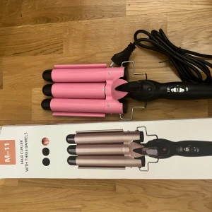 Rosa locktång med tre cylindrar - Säljer en helt ny aldrig använd rosa locktång med tre cylindrar, modell M-11 fortf i förpackning. Perfekt för att skapa stora, mjuka lockar. Säljer då jag fick flera i julklapp. 