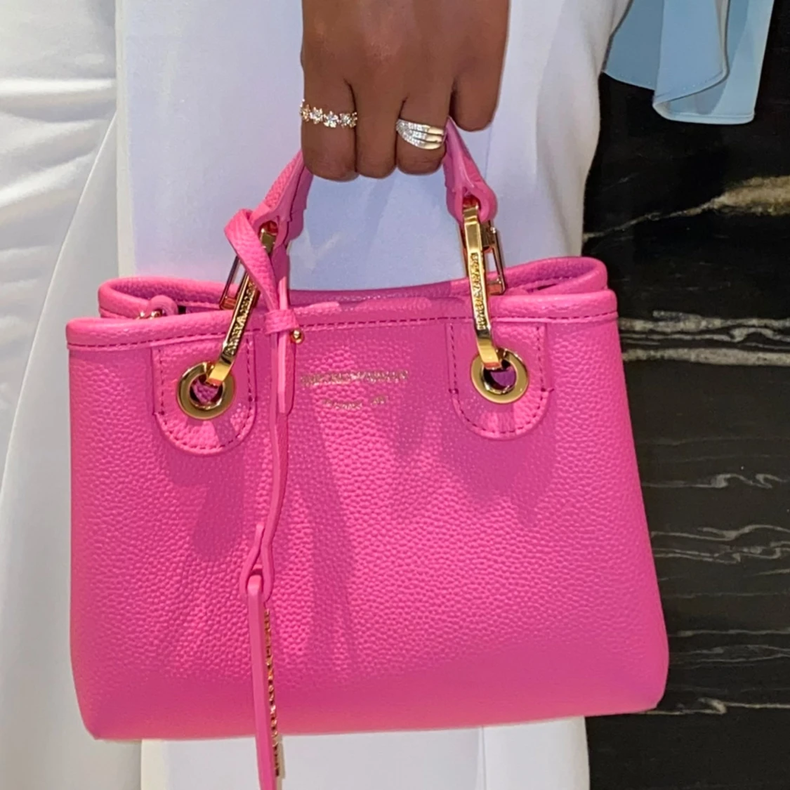 Rosa Armani handväska med gulddetaljer