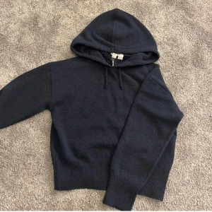 Stickad hoodie  - Stickad hoodie från Gina Young, super skön och använd väldigt få gånger. 💗💗