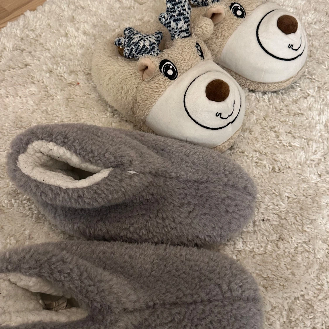 Två par mysiga tofflor