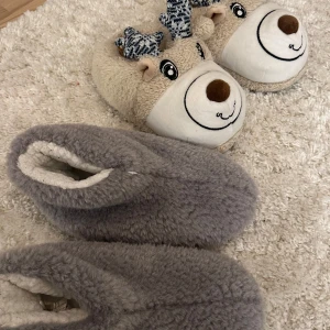 Två par mysiga tofflor - Två jättesköna tofflor. De grå är storlek 37-38 och renarna är storlek 36/37 men passar även 37/38. 40kr per par