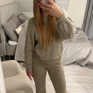 Beige stickat sett - Superfint beiget stickat set, perfekt nu i vinter! Fint skick, strl xs men passar även mig som har s