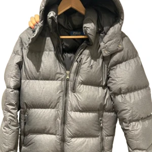 Grå dunjacka från Polo Ralph Lauren - Snygg och varm grå dunjacka från Polo Ralph Lauren med huva och dragkedja. Perfekt för kalla dagar, inga defekter. Kan gå ner i pris vid snabb affär!