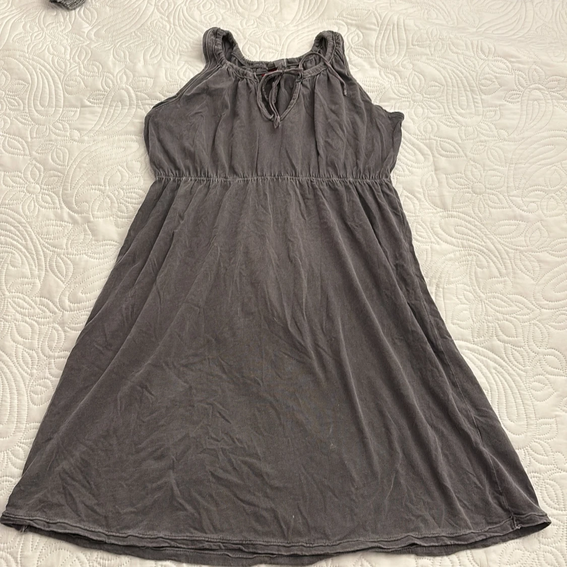 Grå ärmlös klänning