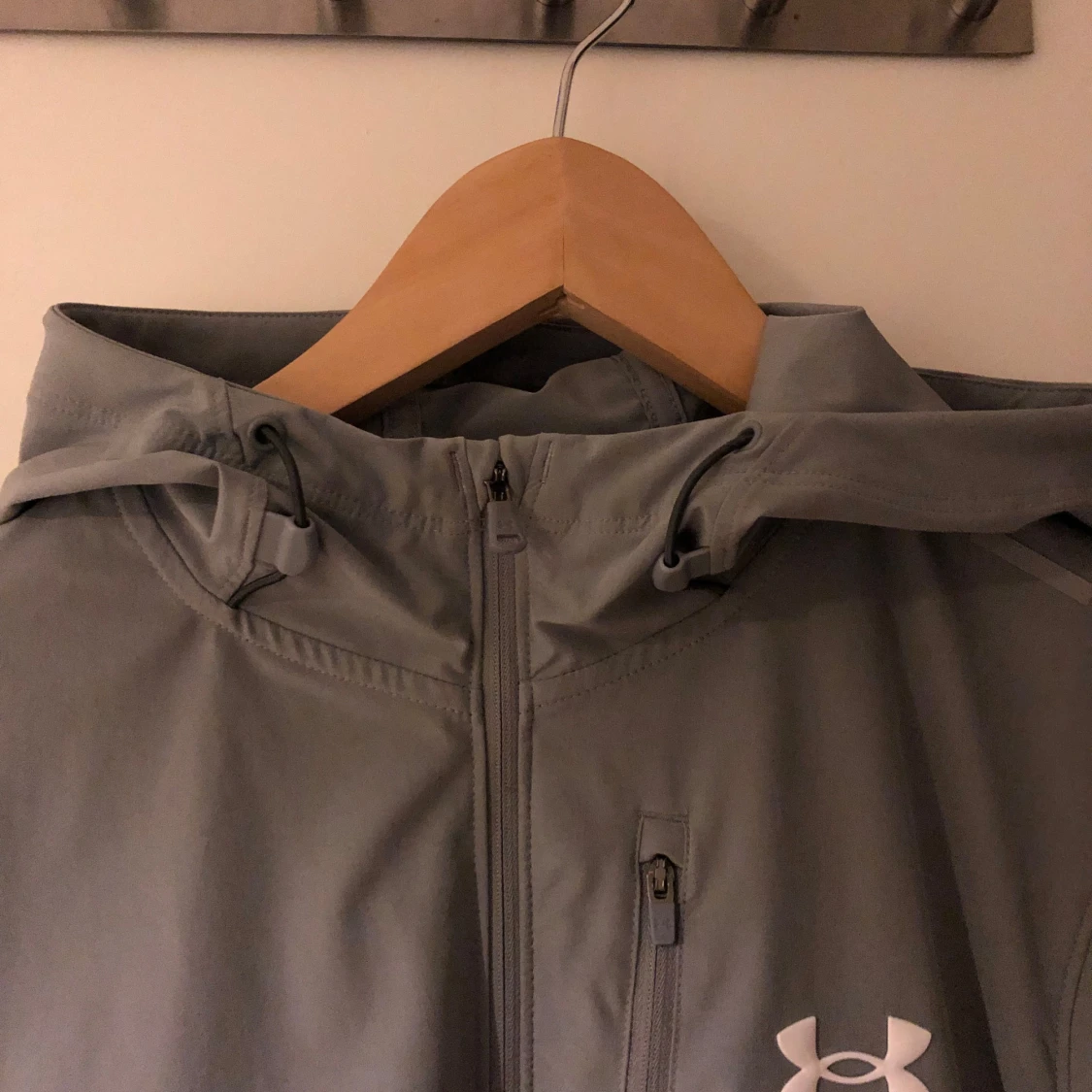 Grå vindjacka från Under Armour - 92
