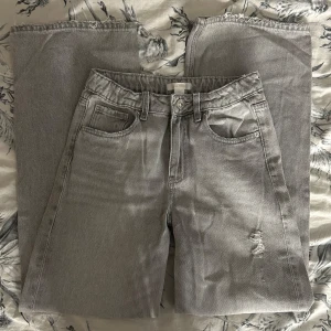 Gina tricot jeans - Säljer de här jeansen ifrån Gina tricot Young pågrund av att de är för små.