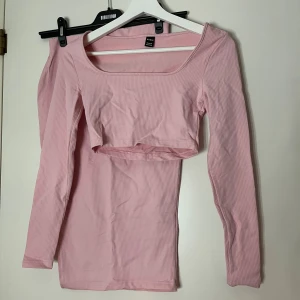 Fint rosa set till sommaren - Använd ett fåtal gånger, vill inte ha den längre, på kjolen finns de ett snitt för benen och tröjan är en magtröja