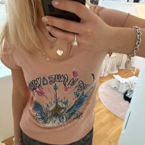 Rosa t-shirt från Zadig & Voltaire - Snygg rosa t-shirt från Zadig & Voltaire med glittrigt tryck framtill och text på baksidan🌟