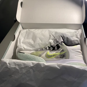 Kyrie 5 flytrap  - Säljer ett par basket skor i storlek 42.5 aldrig använda säljs pga behöver pengar till moppe .Pris ej hugget i sten.Kontakat mig om du har frågor mvh Felix
