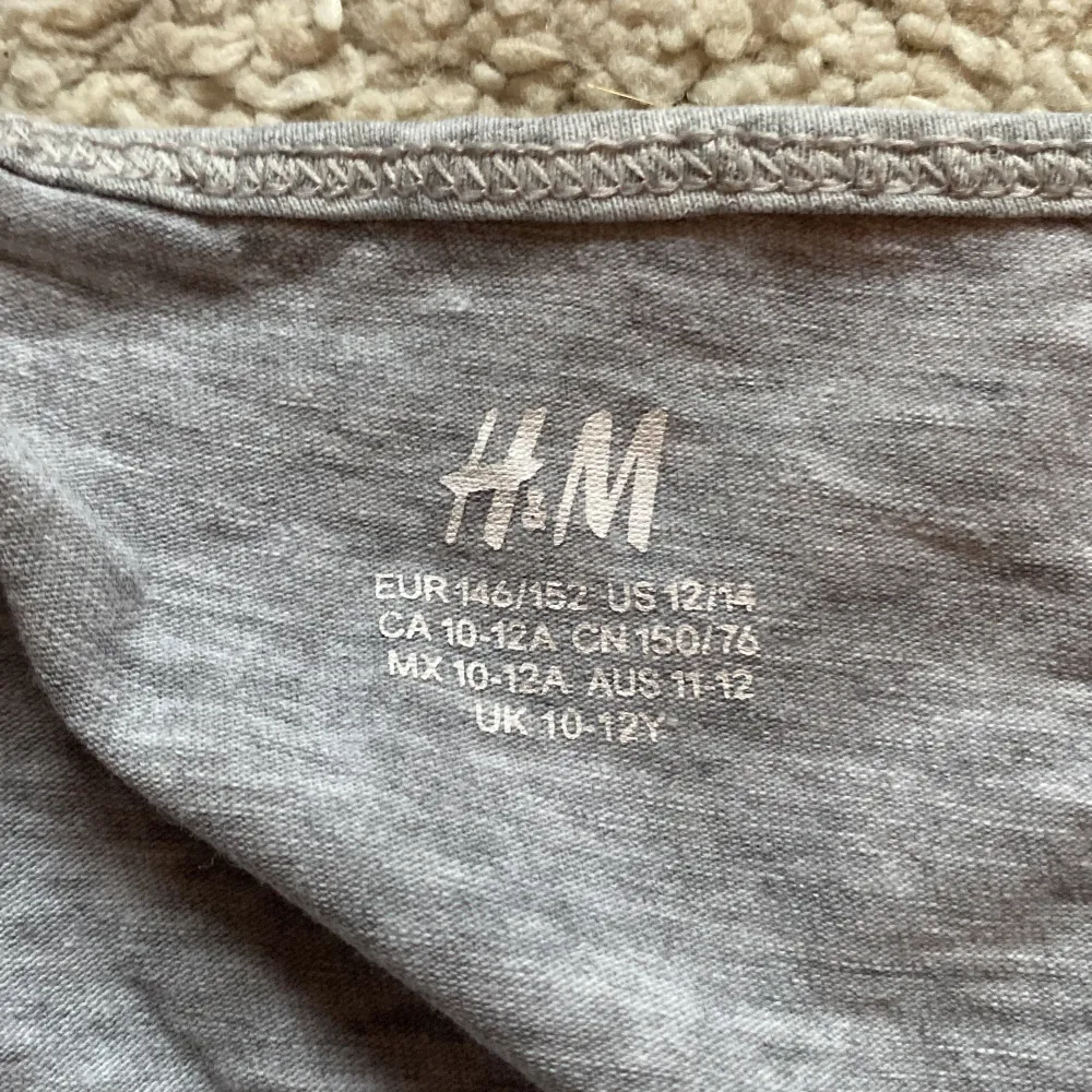 Säljer tre linnen från H&M i storlek 146/152. Färgerna är grå, vit och svart. Perfekta basplagg med smala axelband💕Du får alla 3 för 120kr💕. Yläosat.