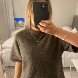 Stickad tröja - Säljer en mysig brun stickad tröja med trekvartsärmar. Perfekt för kyliga dagar och enkel att matcha med olika outfits. Storlek S💕