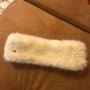  Pälsband / skidmössa från Barts - Snyggt och mjukt hårband i ljusbeige fuskpäls från Barts. Perfekt för att hålla värmen och stilen under kyliga dagar. Ett måste för vinterns garderob! One size. I nytt skick, inga anmärkningar.