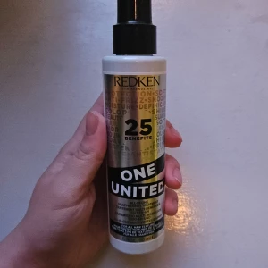 Redken one united - Redken One United är en multifunktionell leave-in conditioner som erbjuder 25 fördelar för håret, inklusive fukt, skydd mot värme och UV-strålar, samt minskad frizz. Den förbättrar hårets hanterbarhet och glans, och kan användas på både fuktigt och torrt hår. En praktisk produkt för daglig hårvård. Mycket kvar! 
