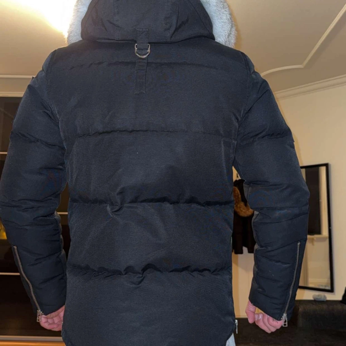 Svart dunjacka med pälsdetalj - 90