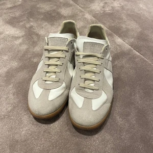 Maison margiela gats - Maison margiela gats i skick 7/10 köptes på plick förra våren och har använts ganska mycket då de har varit mina main skor större delen utav året. Därav har de creasats en del och också varför priset är så lågt annars finns inga deffekter. Priset är inte hugget i sten kan tänka mig att gå ner vid en snabb affär. Vid frågor och funderingar är de bara att höra av sig! Skolåda tillkommer.😁👍