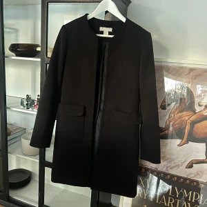 Svart kappa 💃🏽 - Svart kappa utan krage 💃🏽 jättefin i modellen men två större fickor framtill! 🪩 passar ca XS-S❄️ skriv för fler bilder ❤️‍🔥