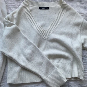 Stickad tröja - Säljer denna off shoulder tröja då den inte kommer till användning. Bra skick. Skriv vid fler frågor.