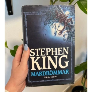 Inbunden bok svenska - Yttersta omslaget är sönder , övrigt är boken i bra skick.