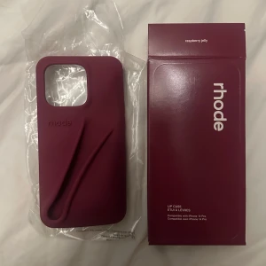 Rhode mobilskal - Ett helt oanvänt mobilskal från Rhode i färgen rasberry jelly!  Till iPhone 14 pro, slutsåld på hemsidan🤗