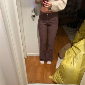 Bruna manchesterbyxor - Snygga bruna manchesterbyxor från Levis med hög midja och bootcut-stil. Det är storlek w27 L33, jag är 172 och längden passar mig. 