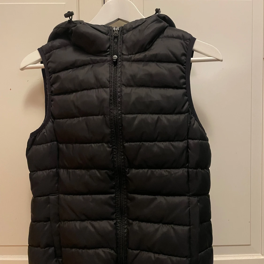 Svart vĂ€st med huva, Only stl Sđ