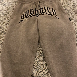 Grå mjukisbyxor från Hoodrich - Säljer ett par grå mjukisbyxor från Hoodrich, inte använda mycke. Möt hela upp i te.x lilje elr tc 