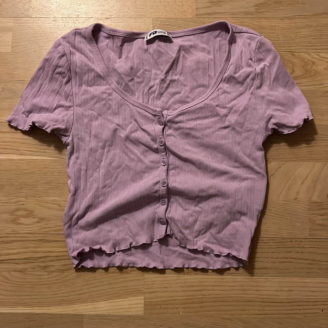 Lila ribbad topp från FB Sister