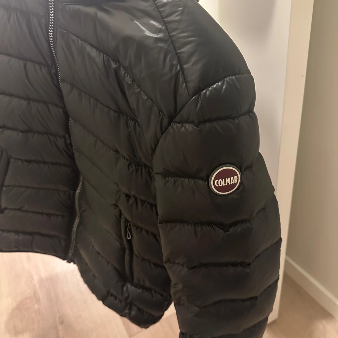 Glansig Svart pufferjacka från Colmar - 91