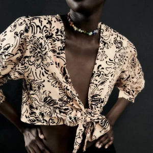 Blus ZARA - Oanvänd från Zara. Nypris 400kr