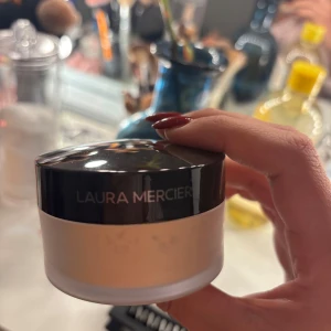 Laura Mercier Translucent Loose Setting Powder - Säljer ett Laura Mercier Translucent Loose Setting Powder i nyansen 'Translucent Honey'. . Innehåller 29 g. Fick i julklapp provat en gång men passade inte mig, full förpackning. 