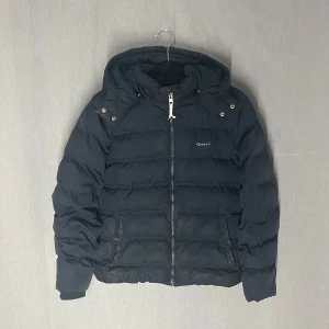 GANT Jacka - Riktigt snygg jacka från GANT, storlek s men passar nog xs också. Skick 6/10 just nu men blir lätt 8/10 med en tvätt. Blivit glansig vid ärmarna och även börjat bli det vid midjan. Även ett litet hål i dragkedjan som inte påverkar något, dragkedjan funkar bra ändå. Skriv för fler bilder eller vid funderingar 🙌😁