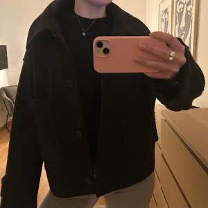 Kappa - Från Kappahl, storlek M men passar mig som vanligtvis har S/XS. Den är svart/mörkgrå, säljer då jag har nya jackor och den kommer ej till användning. Knapp till ena ärmen saknas