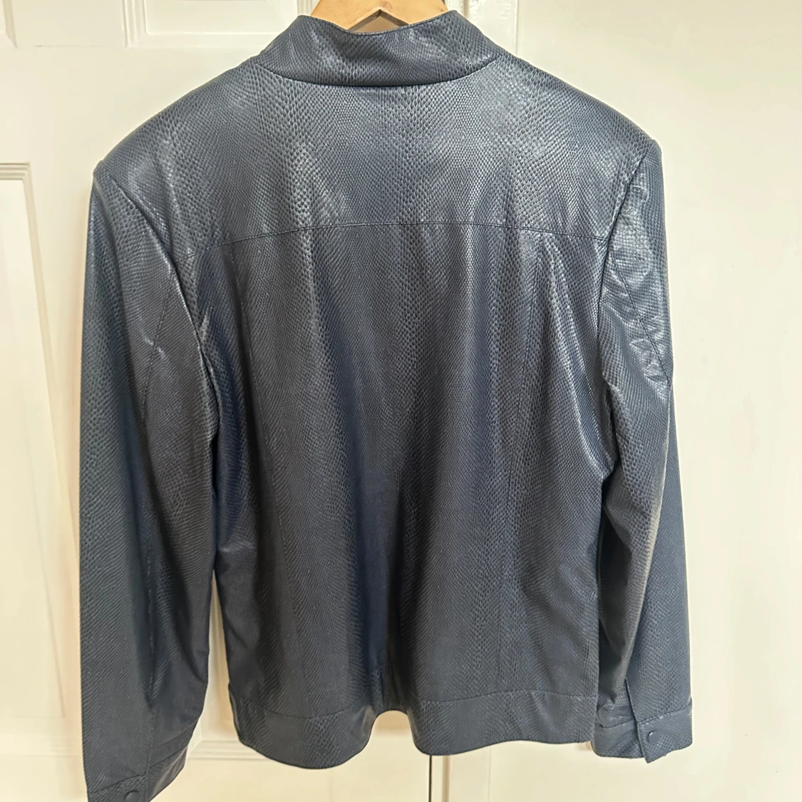 Blå skinnjacka med dragkedja - 91