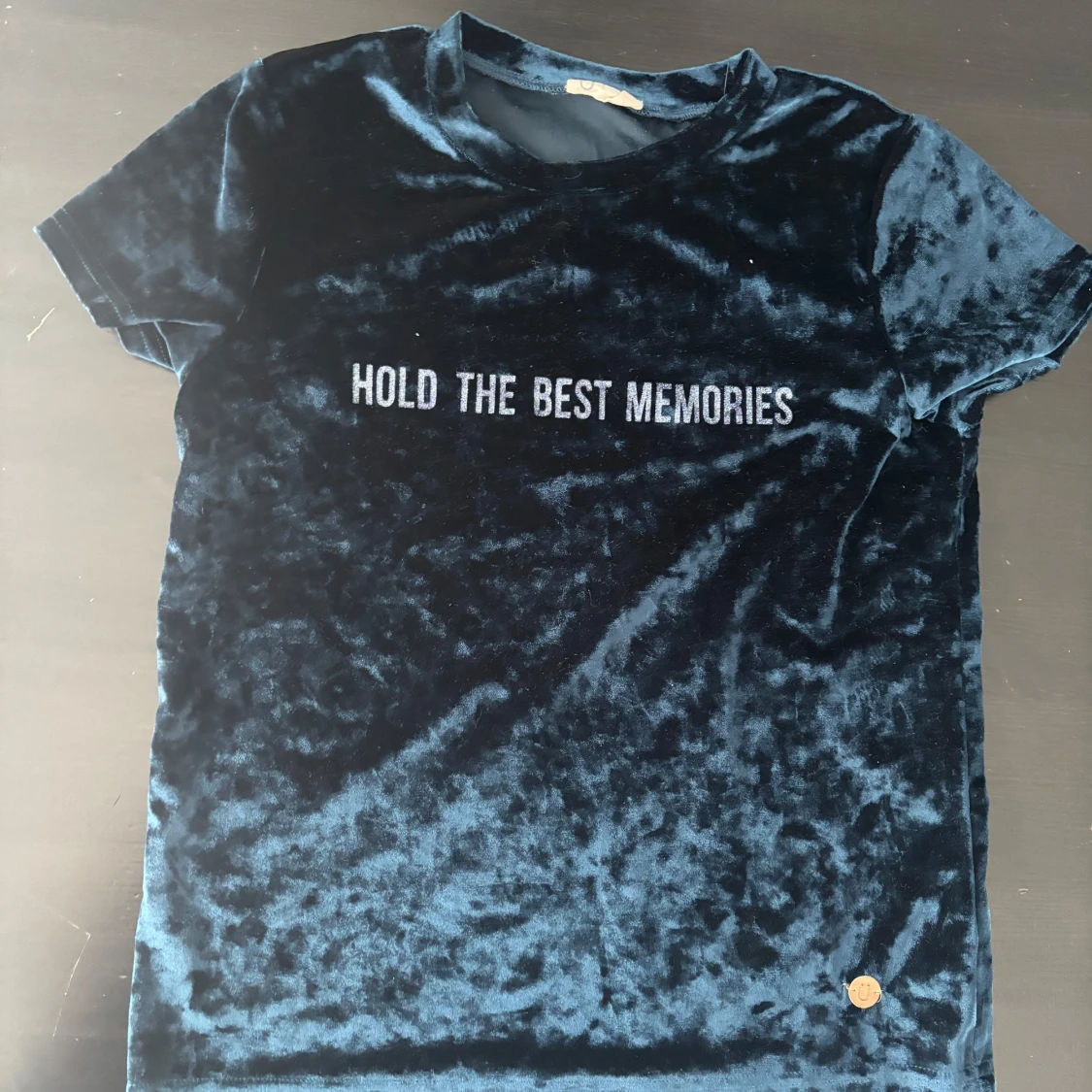 Blå sammetst-shirt med text