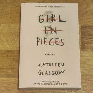 Girl in pieces  - 'Girl in pieces' av Kathleen Glasgow. Oläst och bra skick.