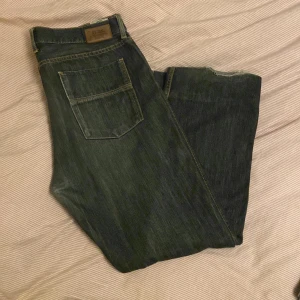 Jeans - Baggy mörka jeans från esprit! Lite slitna nere vid hälarna annars bra skick 🌟