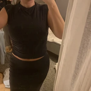 Kjol och tröja med ”skrunch” på sidorna - Säljer ett sett från Gina (både tröjan och kjolen är i storlek M) och jättefina. De är i mörkgrått och säljer båda för 400kr (Tröjan150) kjolen 200💗🤞🏼men helst att man köper båda tsm. Kjolen går ner till fötterna (fler bilder kan skickas)