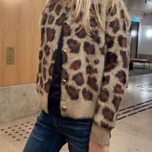 Kofta  - Säljer en trendig leopardmönstrad kofta med knappar. Tveka inte att höra av er kring mer frågor om bilder eller diskutera kring pris! 💕💕