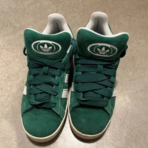 Gröna sneakers från Adidas - Feta Campus i nyskick. Köpta här på Plick men köpte såklart fel storlek😅Säljer vidare för samma pris som ja köpte dem för (utan box tyvärr). Endast gröna snören. Köp sker via ”köp nu” funktionen.