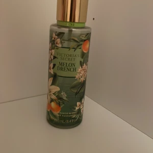Melon Drench från Victoria's Secret - Fräsch body mist från Victoria's Secret med doft av melon, kokos och klementin. Doftar jätte gott men inte riktigt min doft.