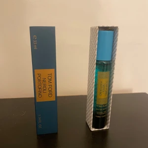 Tom Ford Neroli Portofino Eau de Parfum - Säljer en elegant Tom Ford Neroli Portofino Eau de Parfum. Doften är fräsch och citrusaktig, perfekt för både män och kvinnor.