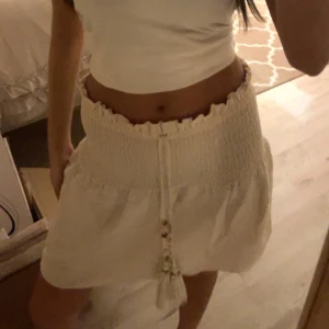 Trendig kjol - Denna kjol trendade väldigt mycket denna sommar och var slut sålt överallt jag råkade köpa en stor storlek så den har inte kommit till användning den har coola designer över hela med tryck och snörena har snäckor med en liten detalj ‼️pris går att diskuteras ‼️