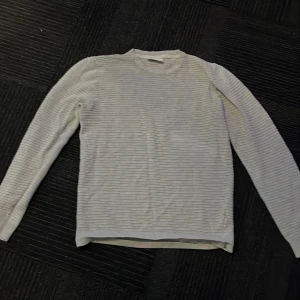 Vit randig tröja från Lindbergh - Säljer en stilren vit randig tröja från Lindbergh. Tröjan har långa ärmar och en rund halsringning, perfekt för en avslappnad look. Den är tillverkad i ett bekvämt material som passar bra till vardags. Nypris 650