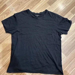 Svart t-shirt  - En klassisk svart t-shirt från Basic U i storlek XL. Oanvänd! 